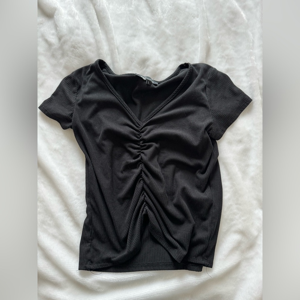 black crop top! with sinch in the middle! US L! fits M! worn a handful of times.